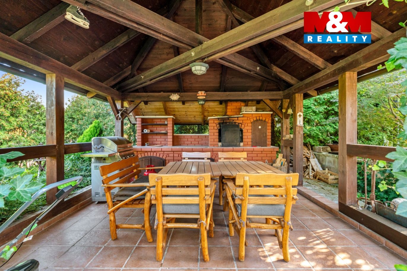 Pergola s grilem a krbem