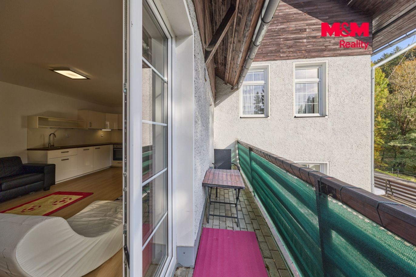 balkon a pohled do obývacího pokoje