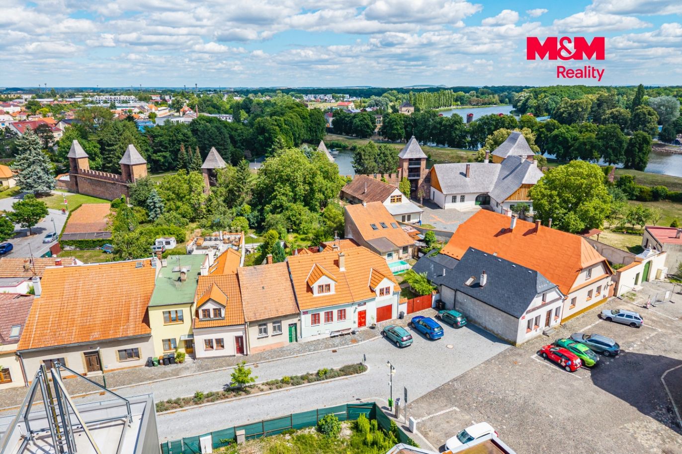Dům a okolí