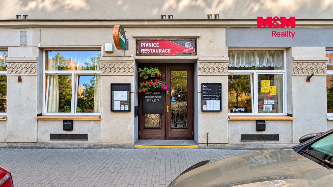 Pivnice Restaurace s květinami a cedulemi.png