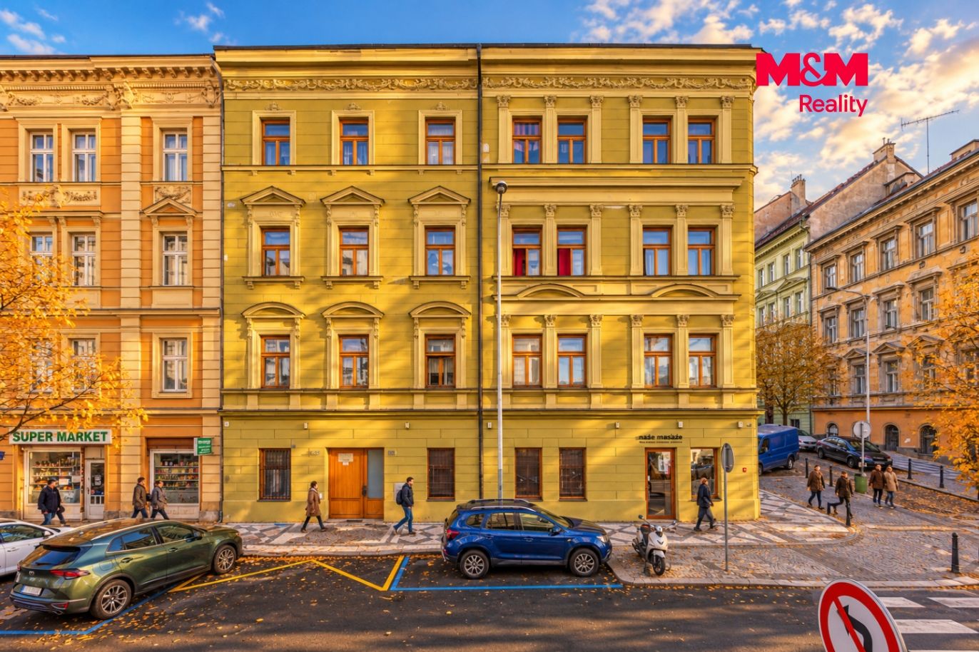 Podzimní ulice s historickou architekturou.png