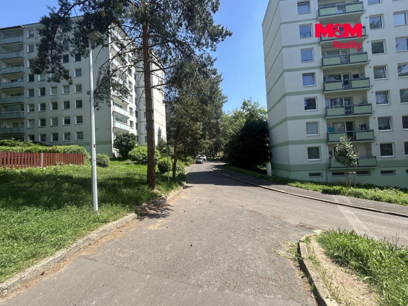 před domem