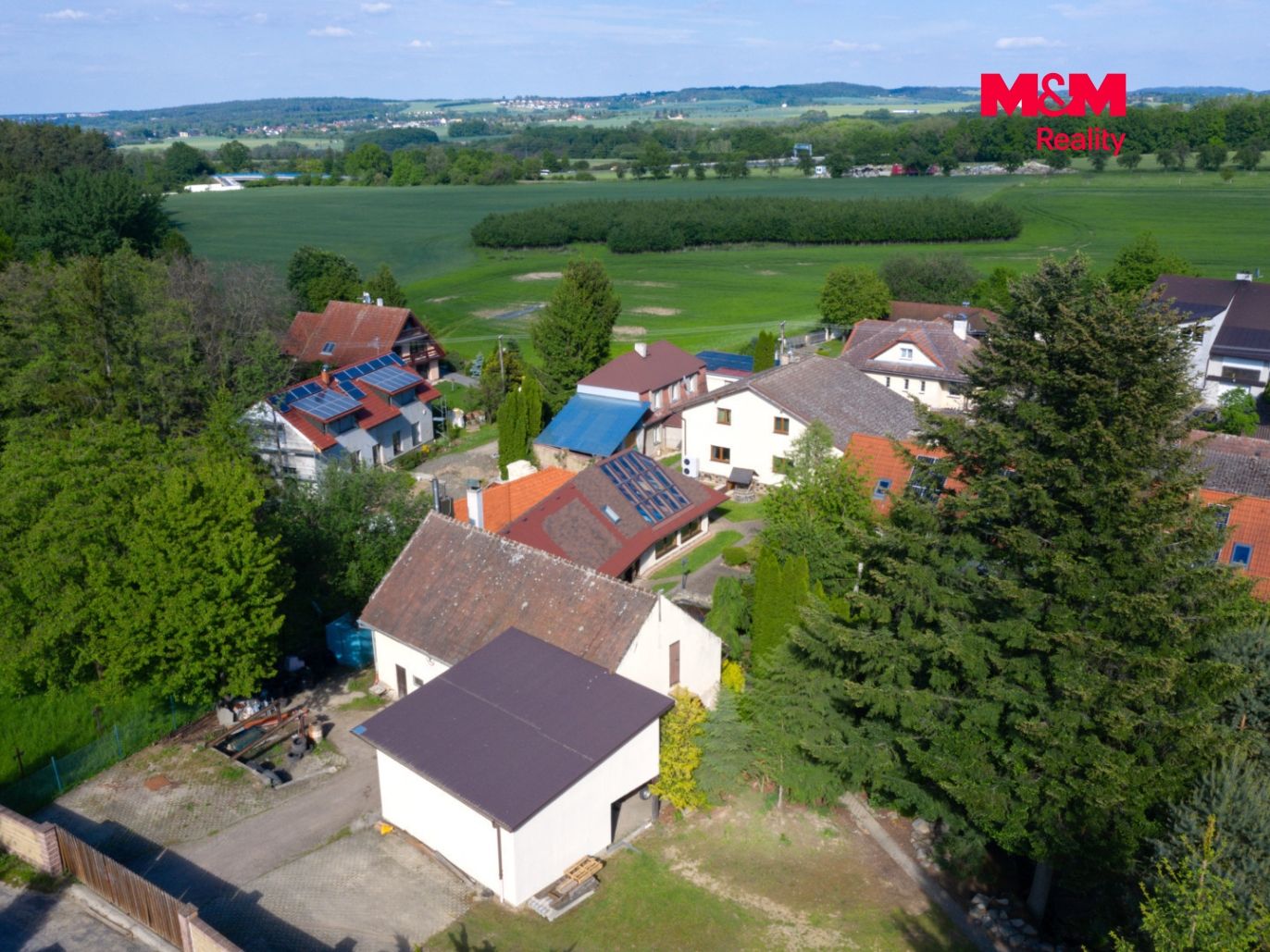 Zadní vjezd - stodola s přístřeškem