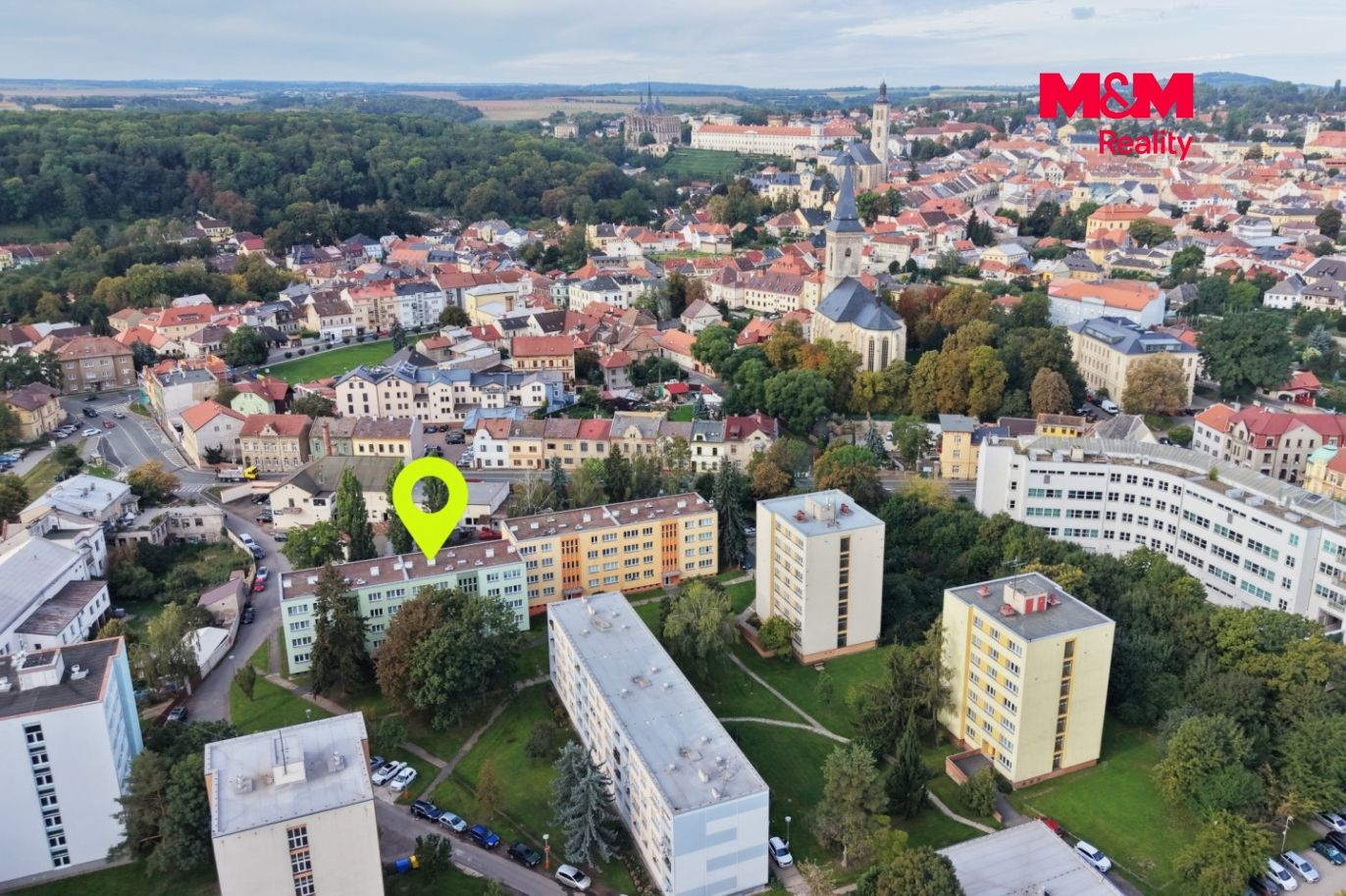 dům a oklí z dronu
