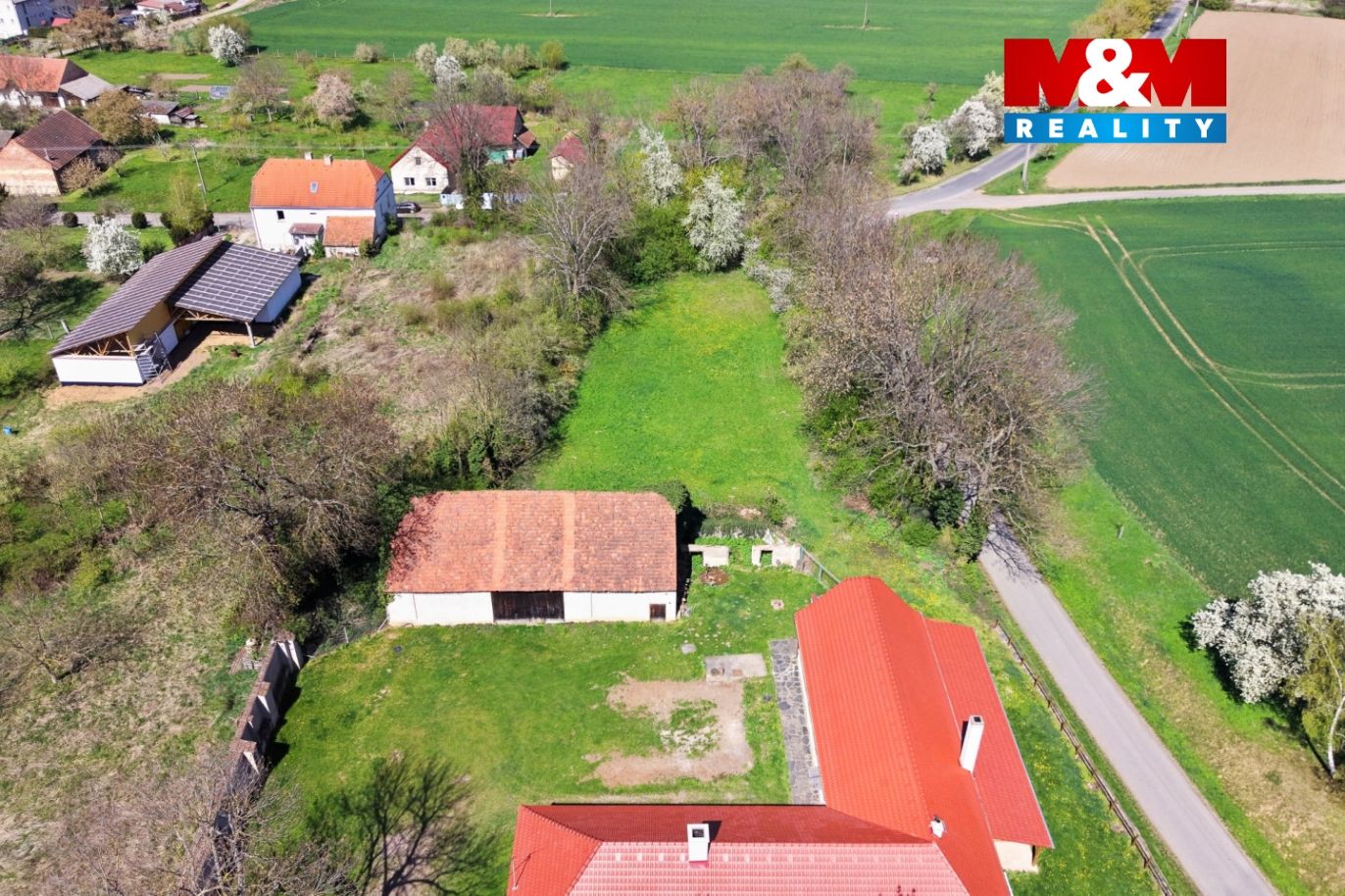 pozemky a okolí