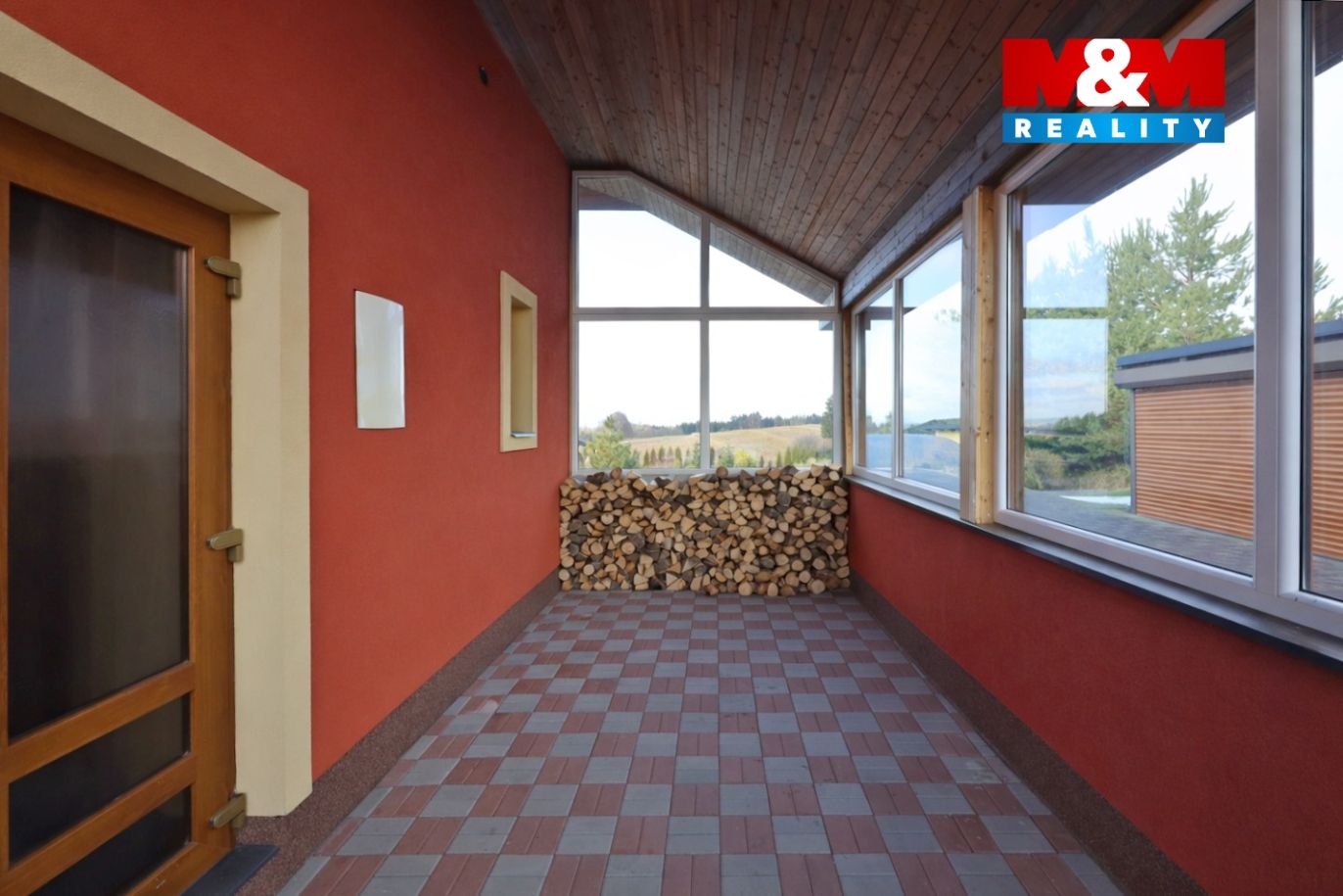 v předsíni prostor na skladování dřeva do krbu