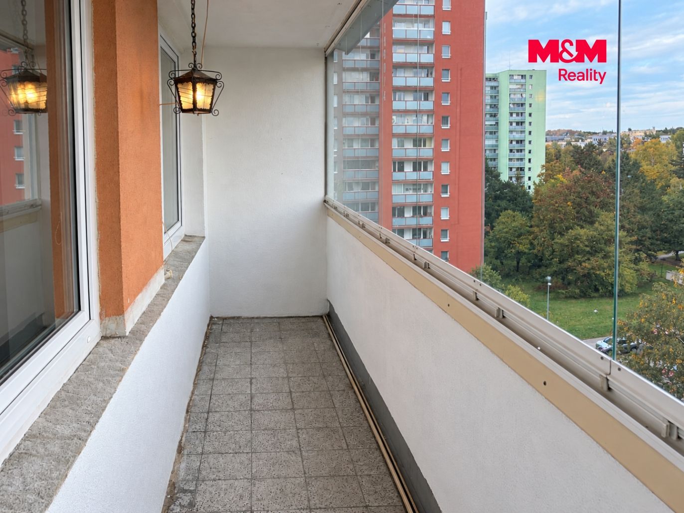 Uzavřený balkon s městským výhledem.png