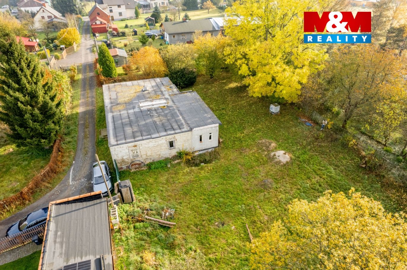 Pohled na dům a zahradu