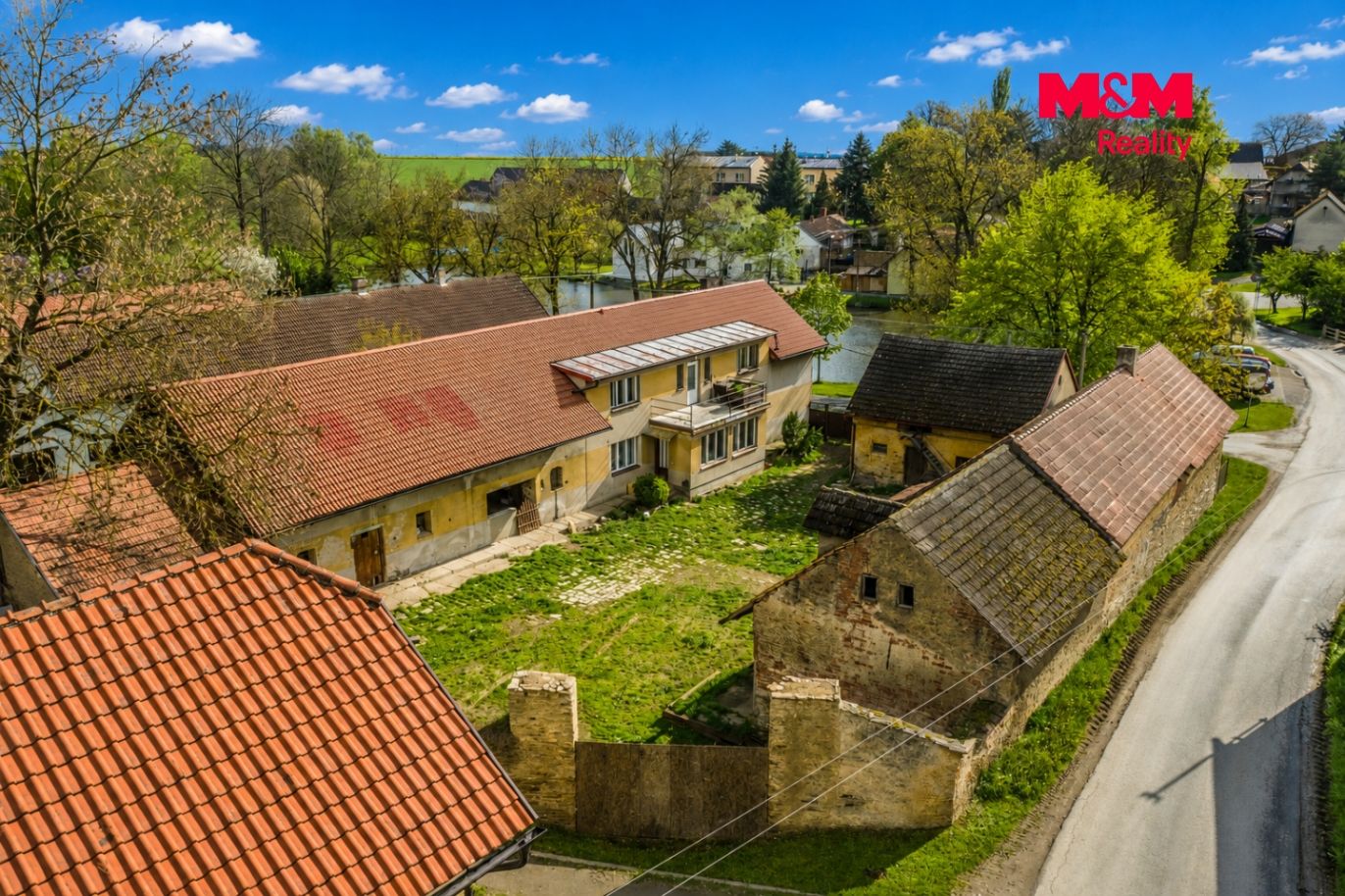 Pohled na zemědělskou usedlost