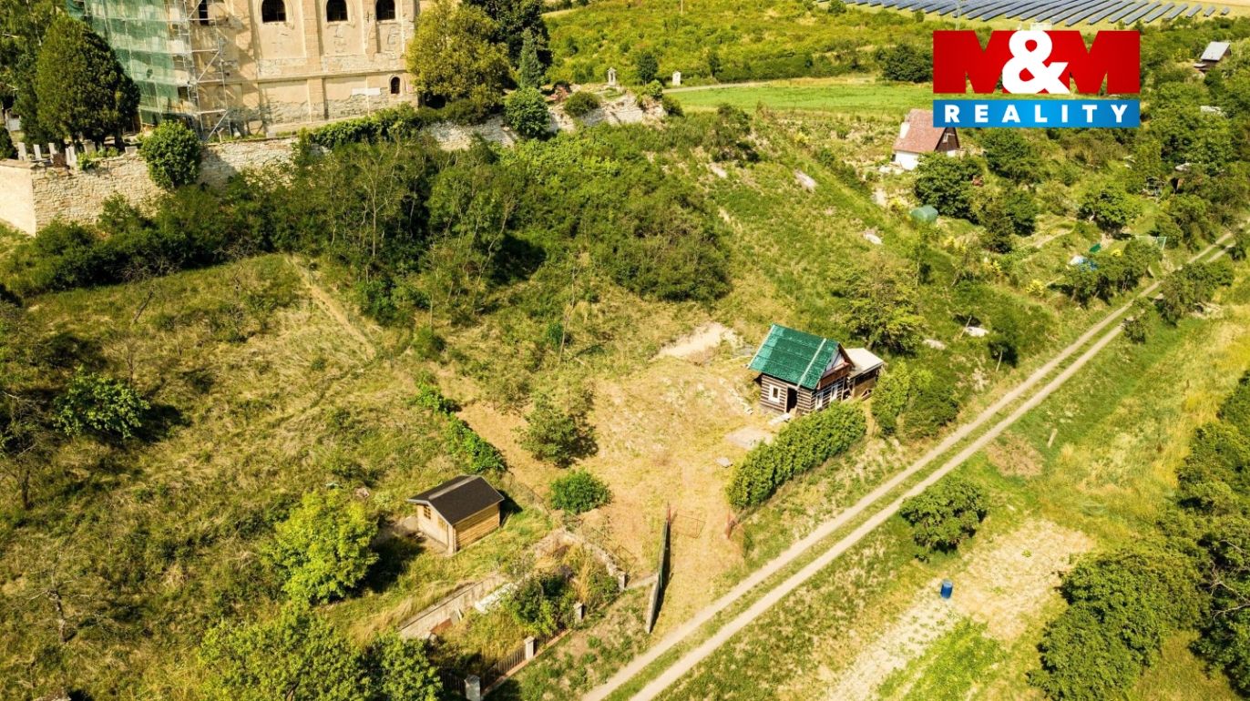 Zahrada s rozestavěnou chatklu