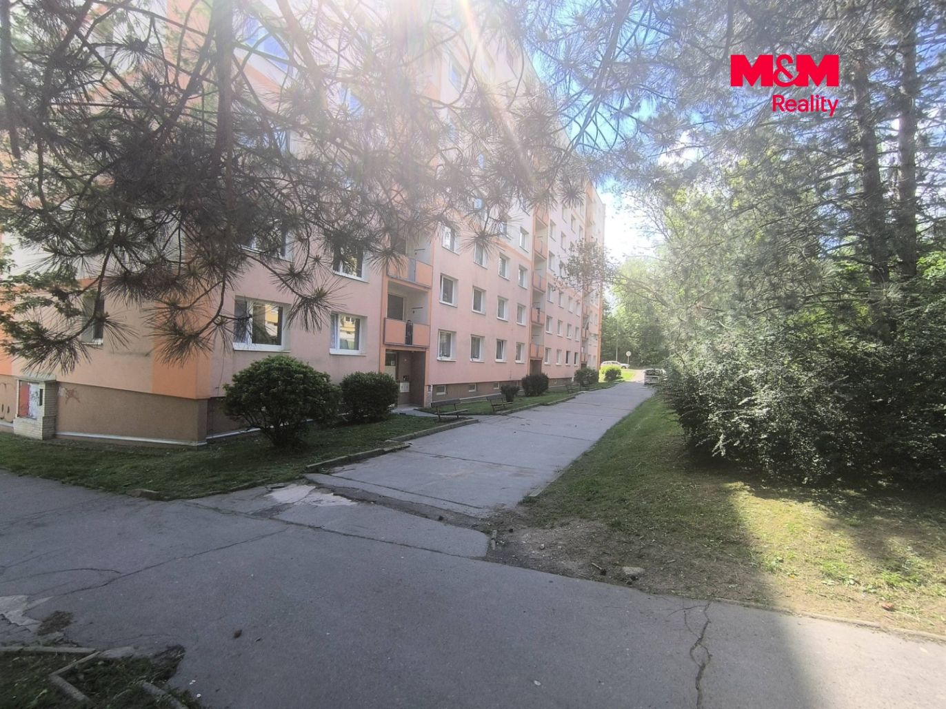 Pohled na dům a okolí