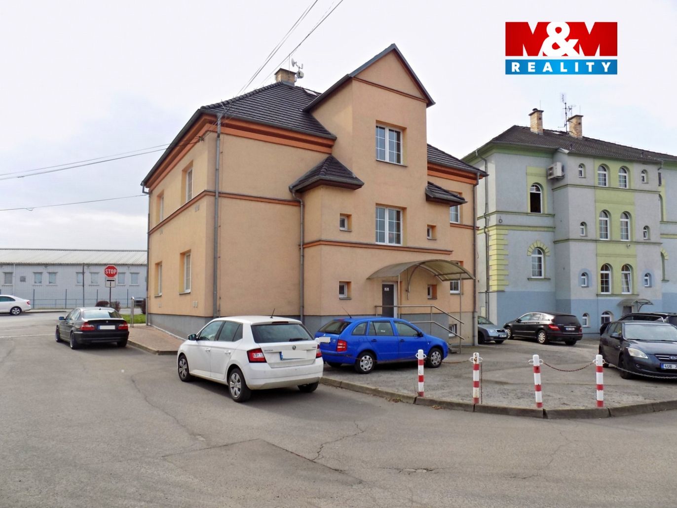 pohled na dům a parkoviště