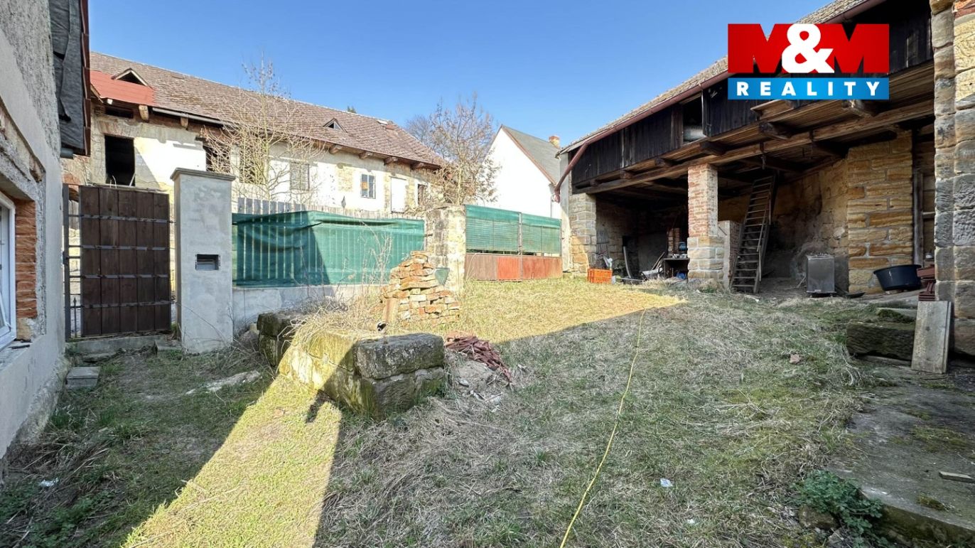 Pohled na dvůr a stodolu
