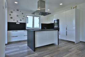 Prodej, rodinný dům 4+kk, 751 m2, Želeč