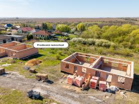 Prodej pozemku s hrubou stavbou k bydlení, 831 m², Hrušovany